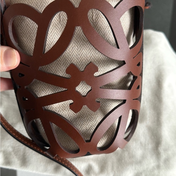 LOEWE
Anagram cut-out pocket in classic calfskin and canvas - Picture 9 of 14